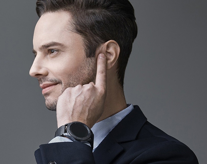 Innomdle Lab’s watch strap lets the wearer make and receive phone calls by sticking a finger in their ear